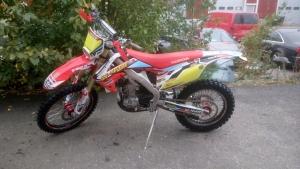 Tämä Honda CRF250 endurovarustuksella tuli meille lauantaina ja saamme sen myyntiin heti alkuviikosta||